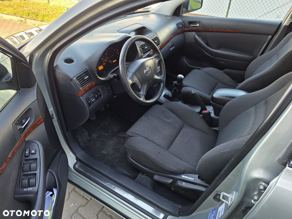 Toyota Avensis 2.0 VVT-i High - 17