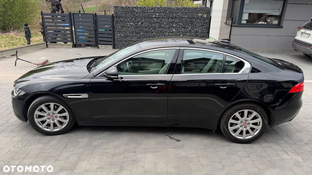 Jaguar XE 2.0 T Prestige - 4