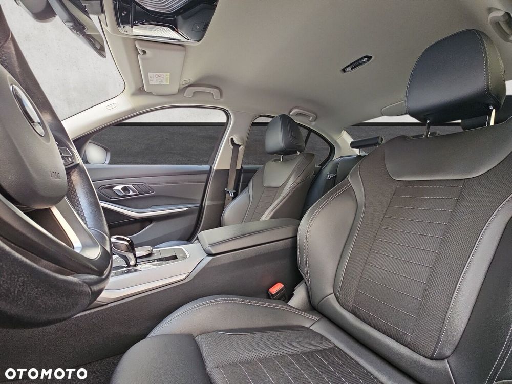 BMW Seria 3 330i xDrive Advantage - 12