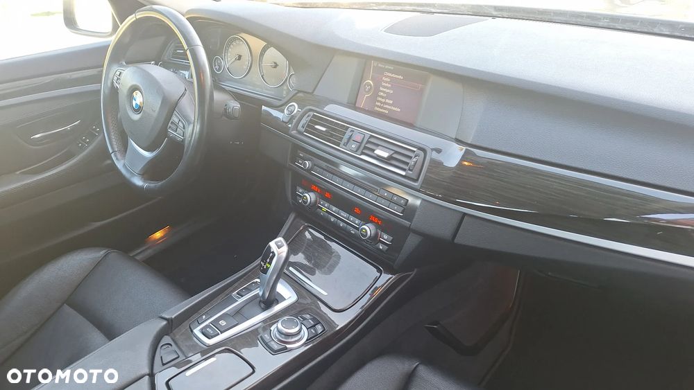 BMW Seria 5 528i Sport-Aut Luxury Line - 9