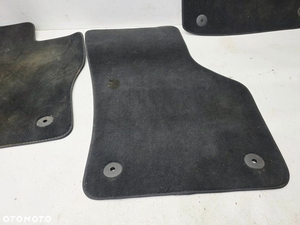 DYWAN DYWANIKI MATERIAŁ WELUR AUDI A3 8V 8V1864435 8V1864436 QA5 - 6