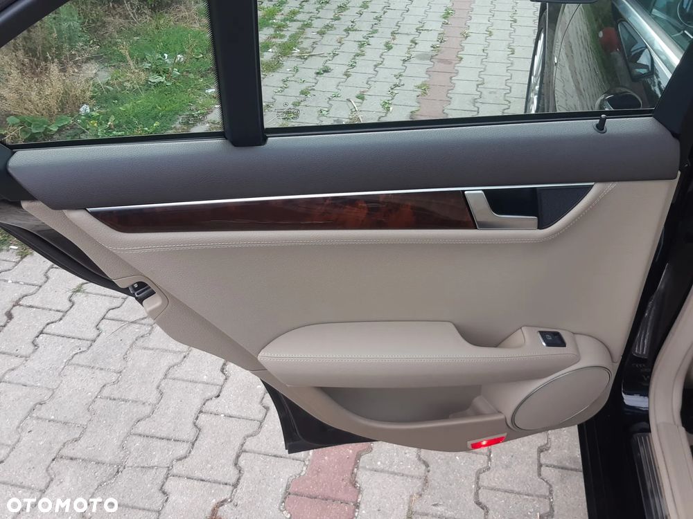 Mercedes-Benz Klasa C 180 CGI Automatik BlueEFFICIENCY - 15