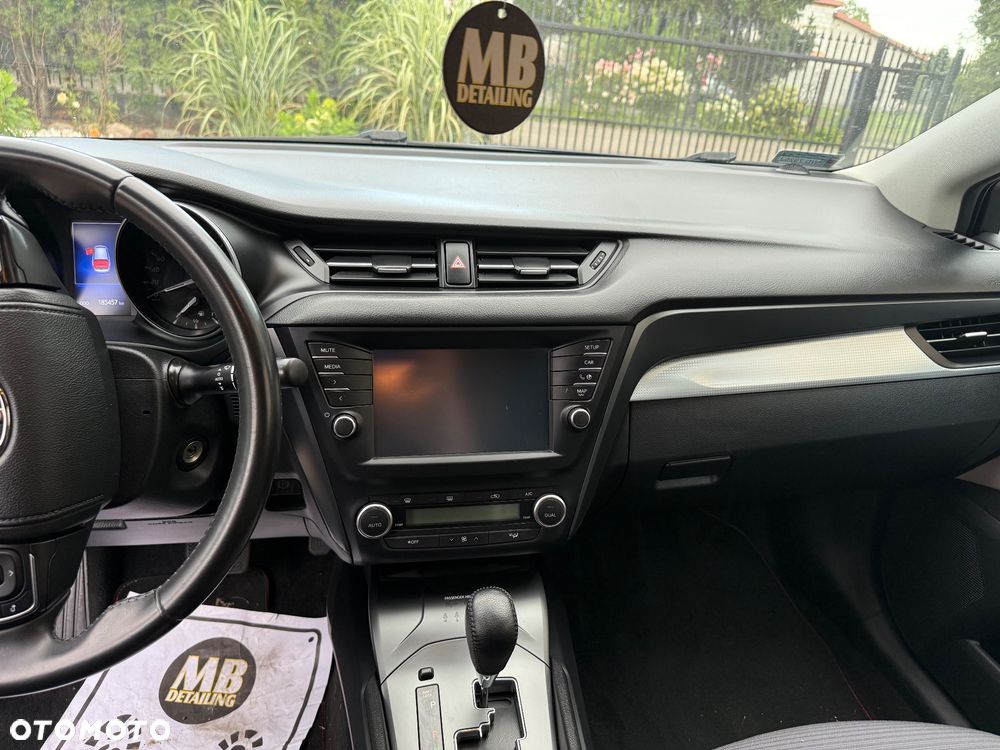 Toyota Avensis 2.0 Premium MS - 12