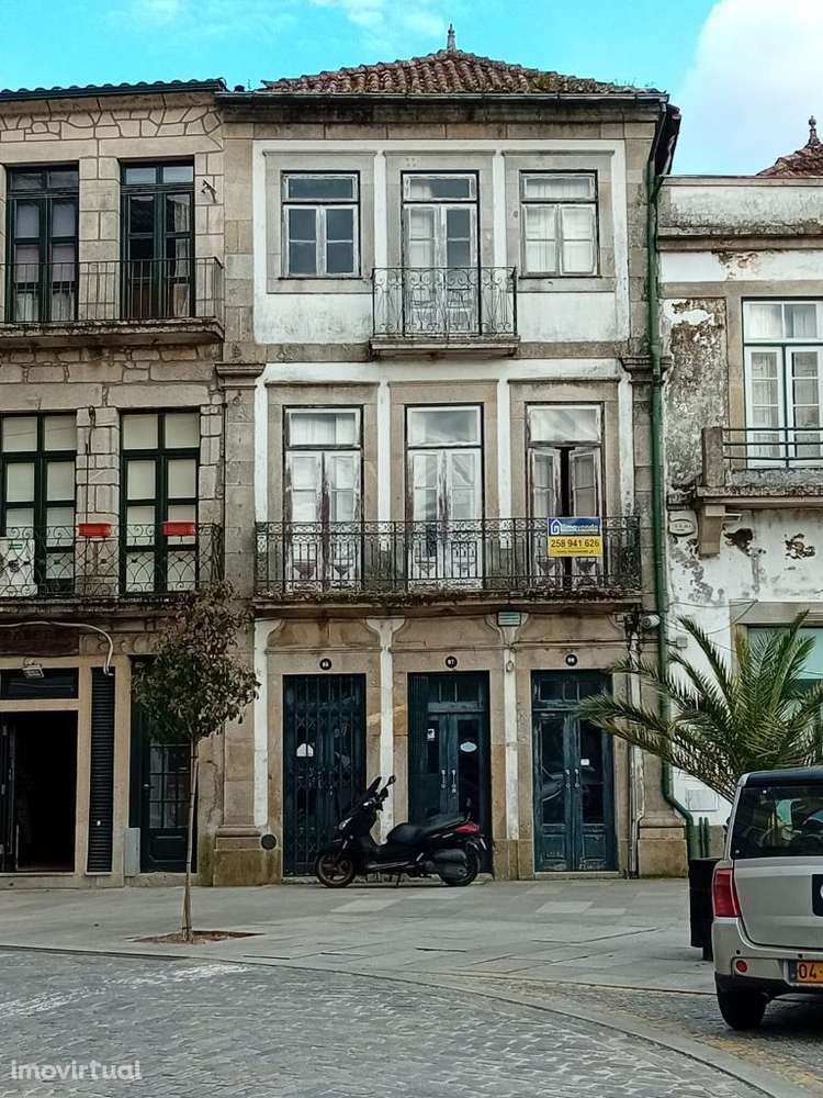Prédio no centro histórico da vila de Ponte de Lima. - Grande imagem: 2/3