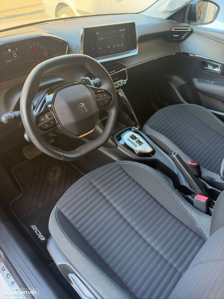 Peugeot 208 - 8