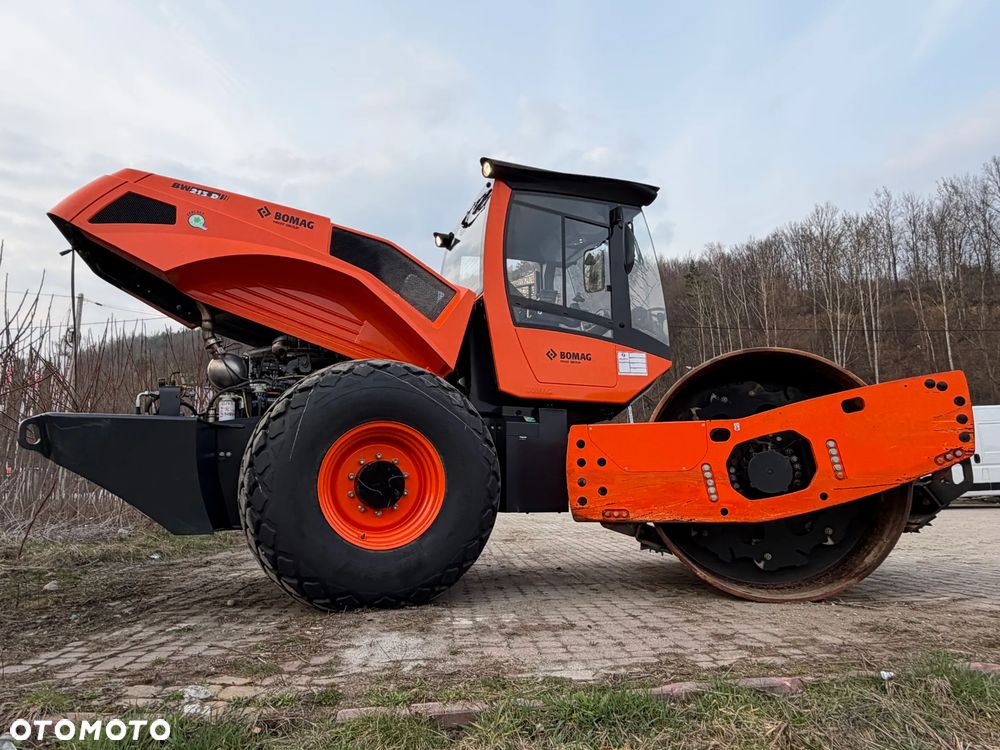 Bomag BW213 D-5 Walec Drogowy Terenowy 15 ton. Import Norwegia 2020 rok. 1050 Mtg. silnik DEUTZ 4cyl. 140 km. Maszyna nie różni się od Nowej z salonu! Klima wentylacja. Serwisy w Dekra AKTUALNE. Zero zniszczeń IGŁA !! Gotowa do długiej pracy. Po dużych serwisach eksploatacyjnych w Norwegii. Walec z Upadłości od pierwszego właściciela. Jego historia od nowosci to jedna robota na stadionie miejskim! Jedyna taka okazja! - 36