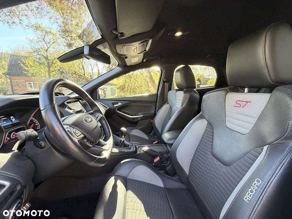 Ford Focus 2.0 EcoBoost ST mit Leder-Sport-Paket - 16