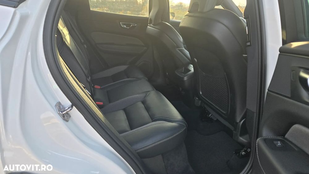 Volvo XC 60 B4 MHEV AWD R-Design - 32