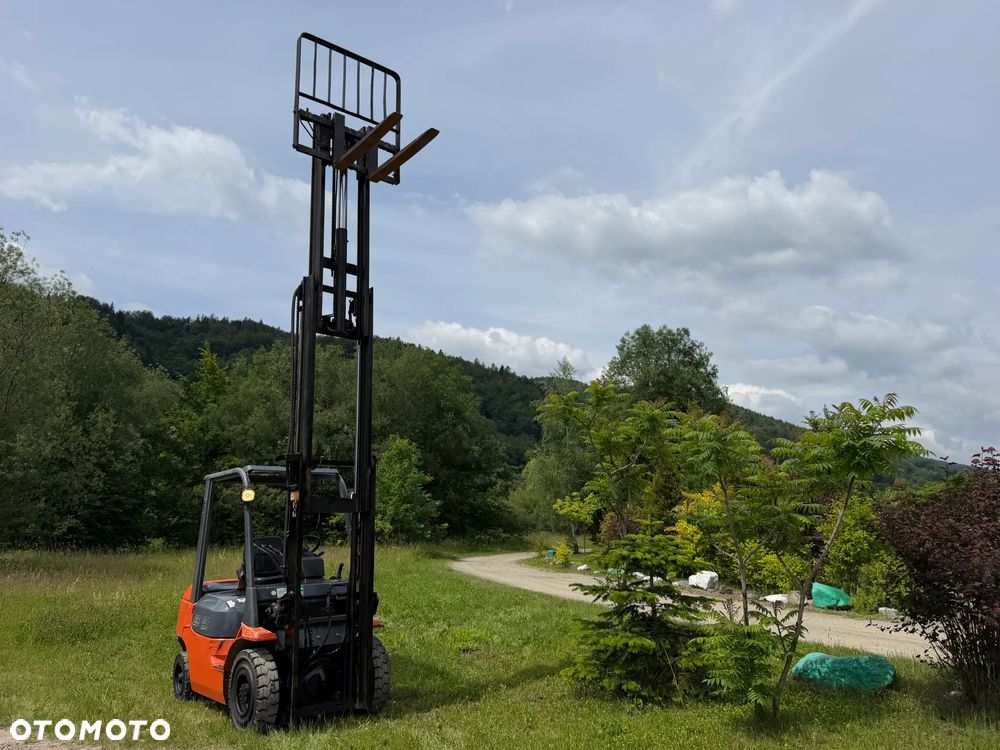 Toyota 7FDF25 Wózek Widłowy 2,5tony. Niski Przebieg 4800 mtg. Wolny skok. Triplex. Oryginał z Norwegii z Gospodarstwa ziemniaczanego woził lekkie ładunki.. Zero luzów i wycieków. Maszyna po wszystkich dużych serwisach w DEKRA. ZERO wkładu własnego. Maszt Triplex. Dodatkowa 3 linia Hydrauliczna. Diesel! Hamulce brzytwa! Koła pełne. REWERS JAZDA. Opony bardzo ładne. Oświetlenie fabryczne. Potężna moc. Wysoka precyzja pracy oraz jazdy! - 33