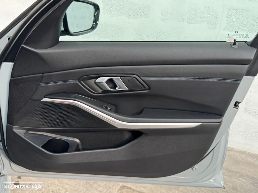 BMW 330 e Pack Desportivo M Auto - 33