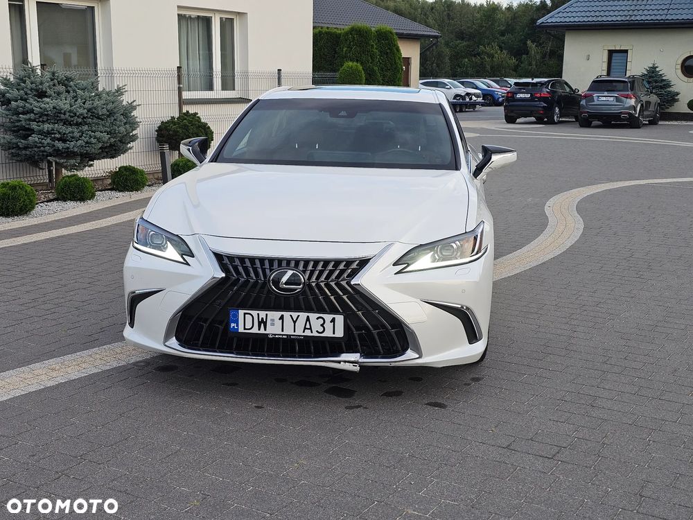 Lexus ES 300h Business Edition - 4