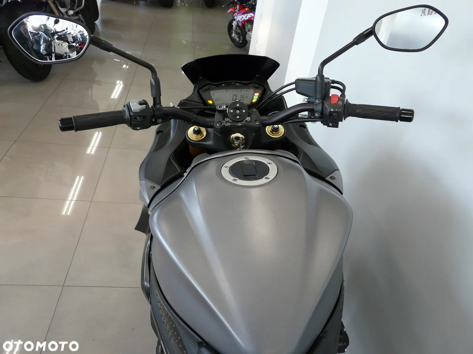 Suzuki GSX 1000 - 16