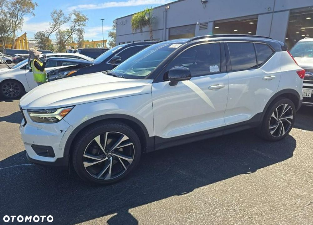 Volvo XC 40 T5 AWD R-Design - 3