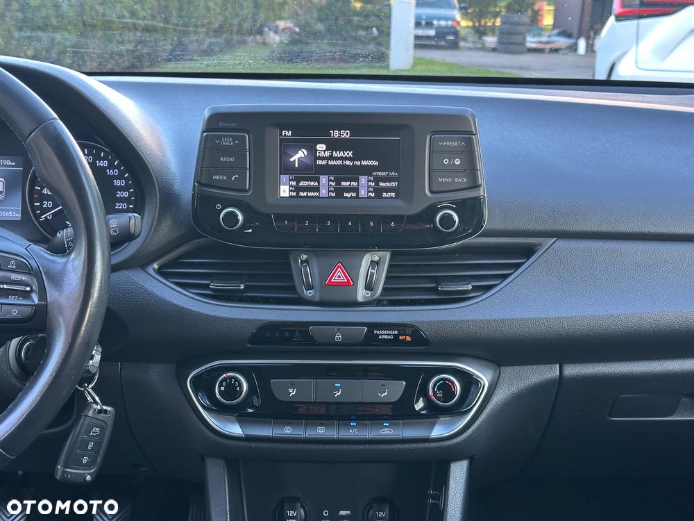 Hyundai i30 blue Kombi 1.4 Trend - 17