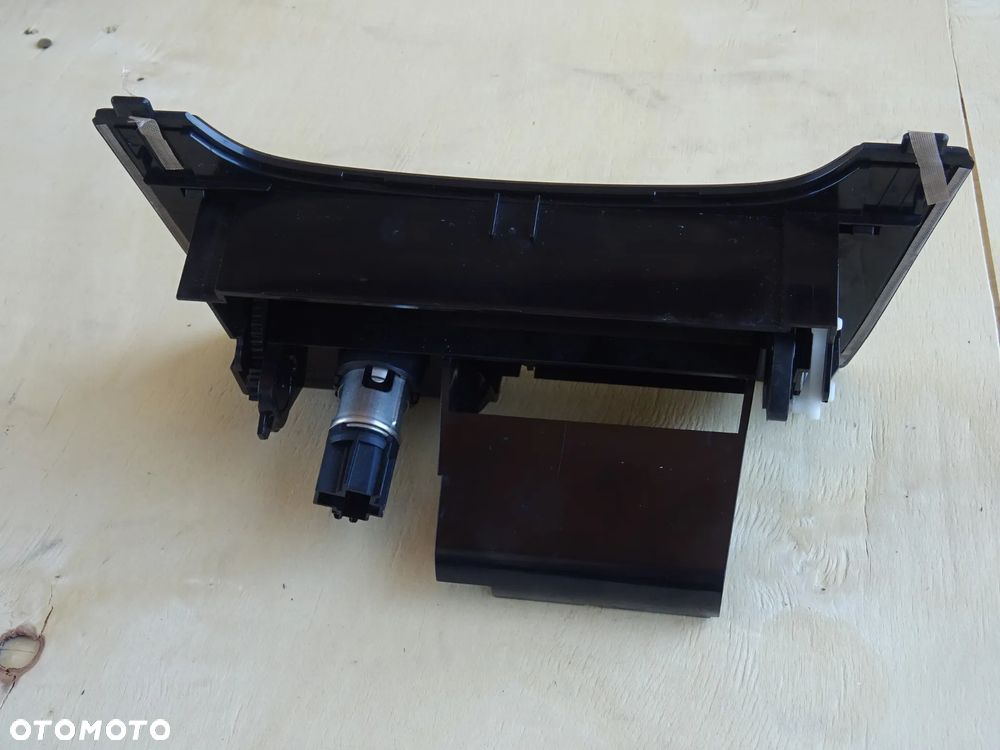 POPIELNICZKA GNIAZDO 12V PANEL DESKI CZARNY DEKOR OPEL INSIGNIA A - 18