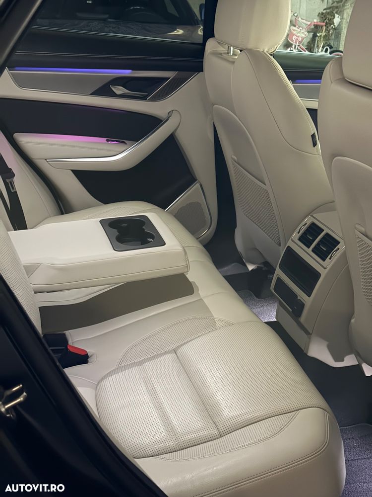 Jaguar F-Pace P250 AWD R-Dynamic SE - 12