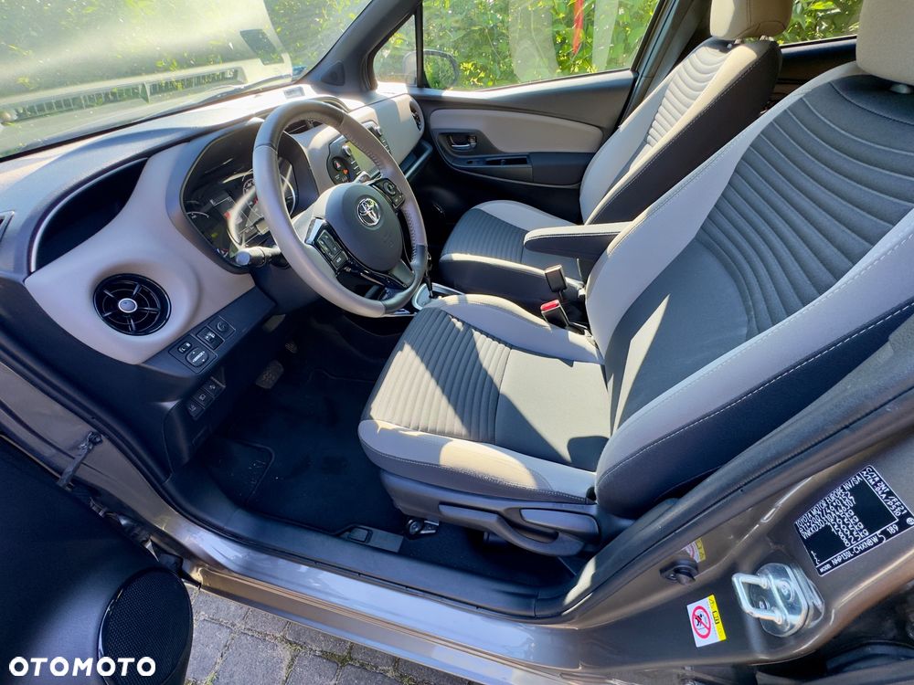 Toyota Yaris Hybrid 100 Selection Platinum - 12