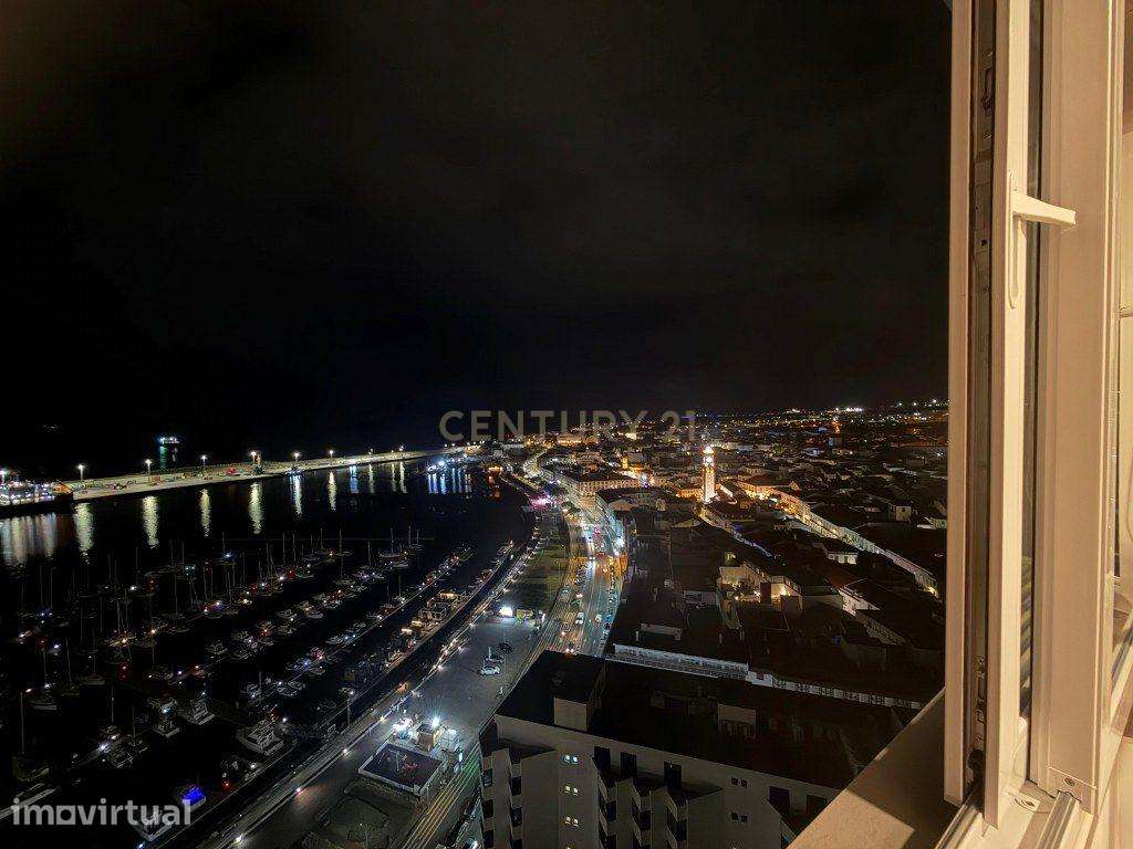 Penthouse T3 de Luxo no 20.º e Último Piso | Vista Mar Única sobre Pon