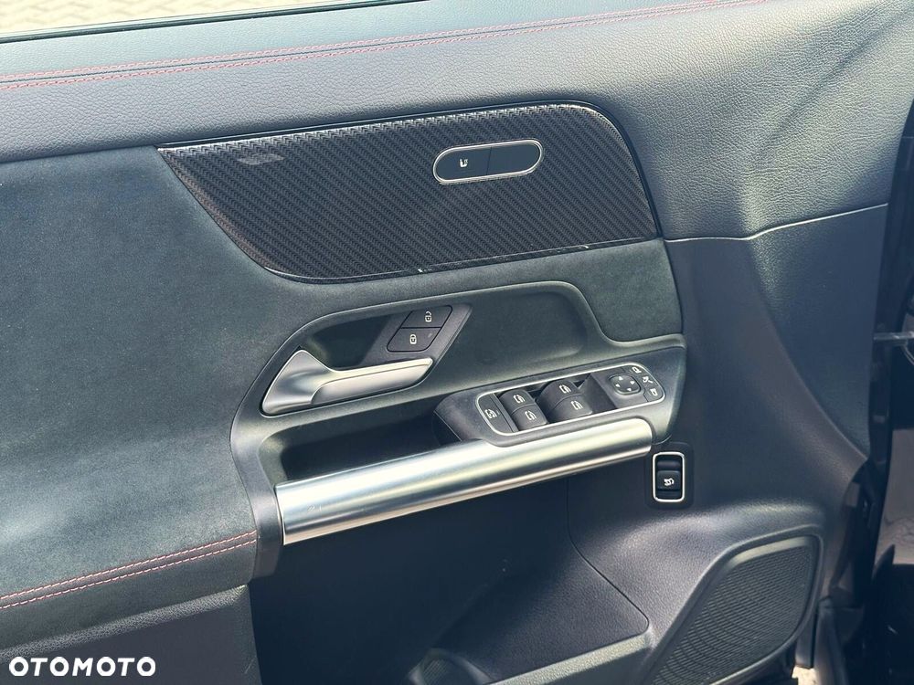 Mercedes-Benz GLA - 16