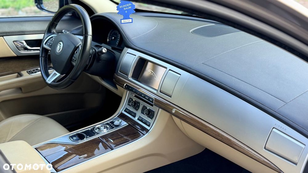 Jaguar XF 2.2 D - 8