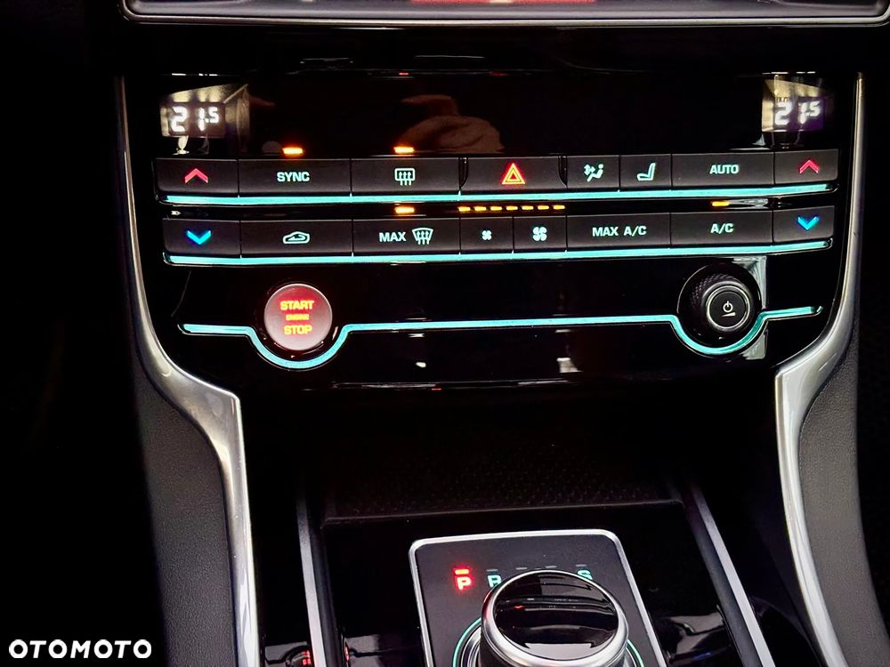 Jaguar XE 2.0 D Prestige - 16