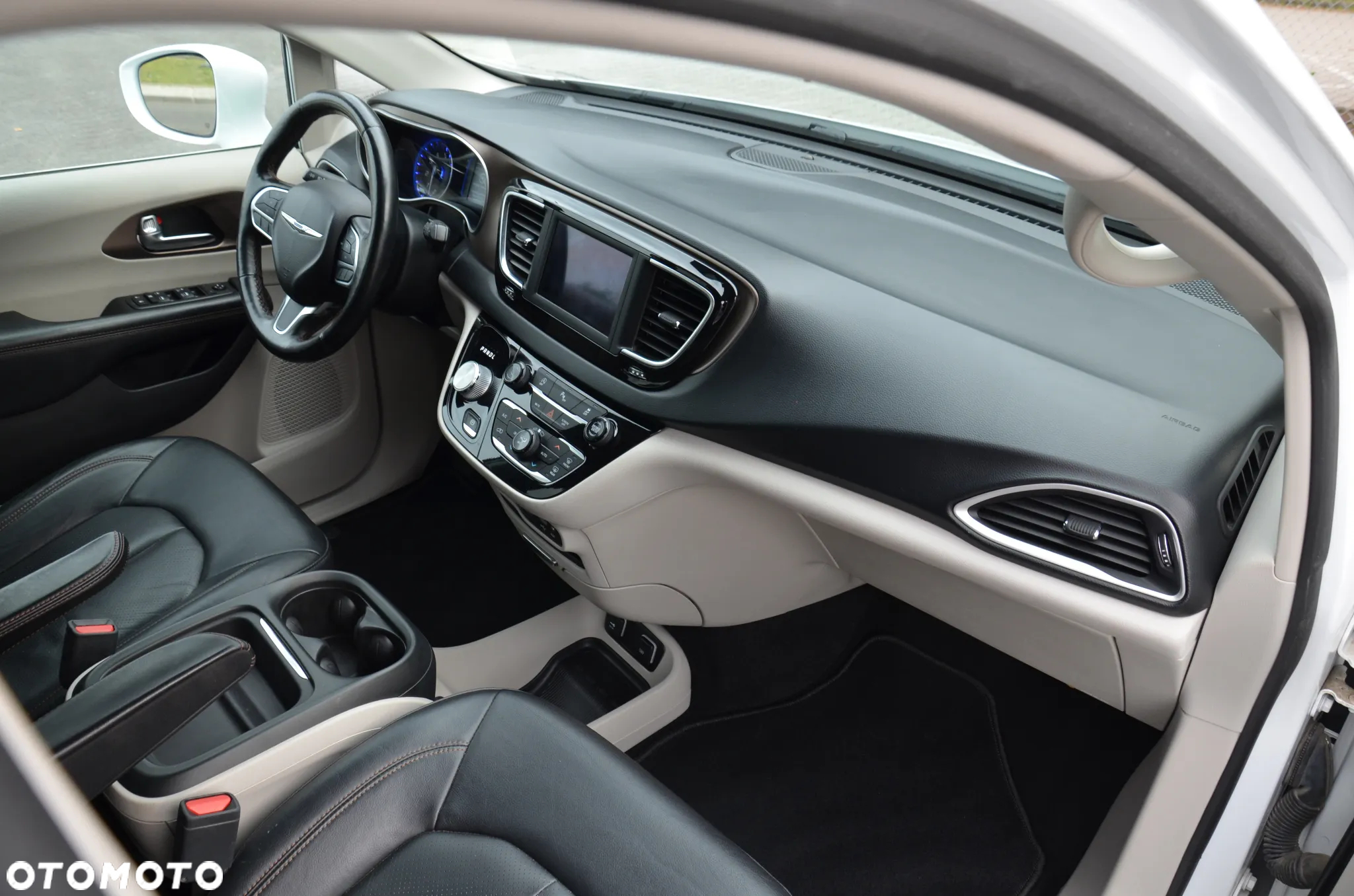 Chrysler Pacifica - 12