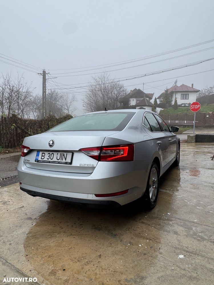Skoda Superb 2.0 TDI DSG Ambition - 4