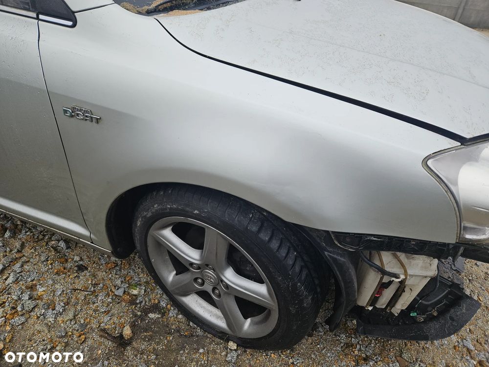 Błotnik prawy przedni Toyota Avensis T25 lift 2008r 1C0 kombi - 2