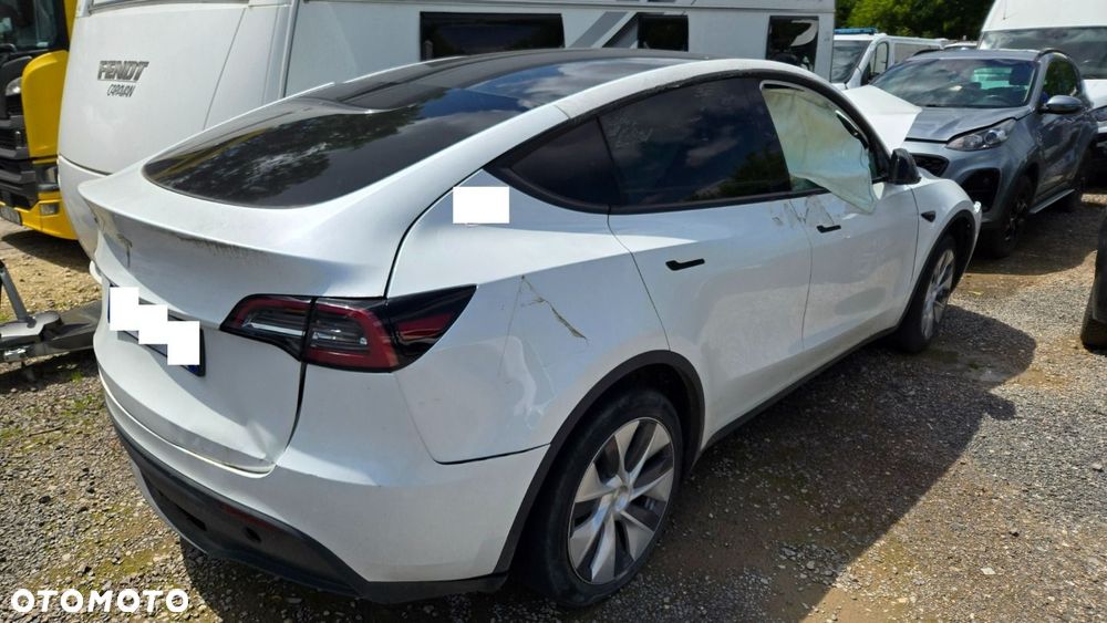Tesla Model Y - 9