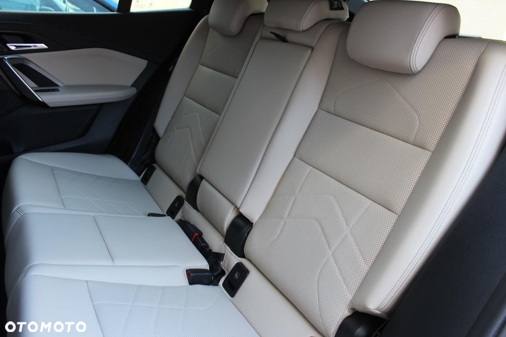 BMW iX2 eDrive20 66.5kWh M Sport - 9