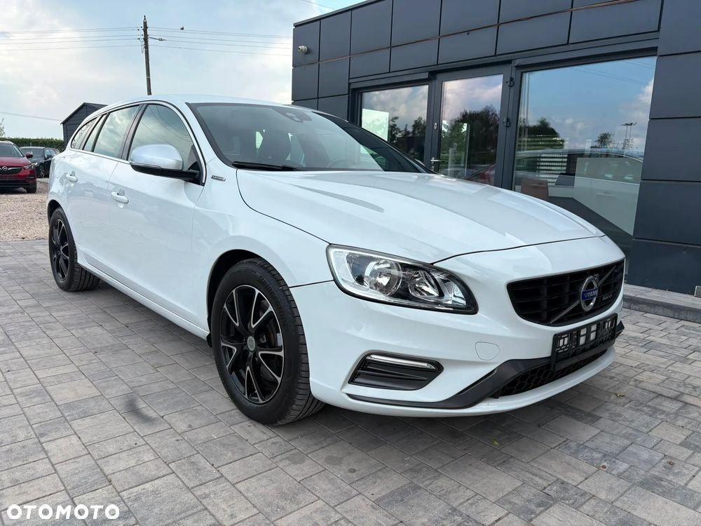 Volvo V60 D6 AWD Plug-in Hybrid R-Design Momentum - 1