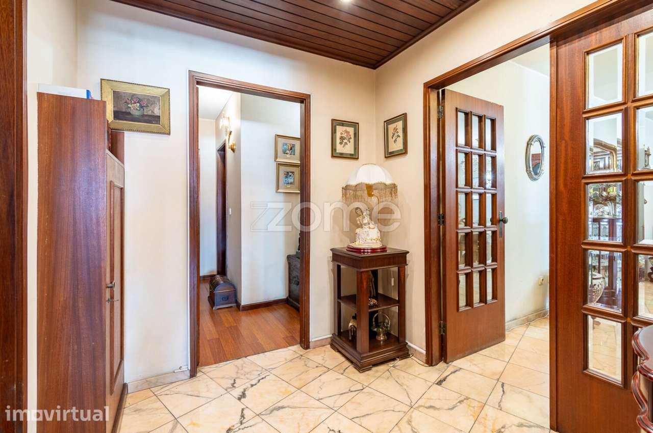 Apartamento T4, à Praça das Flores, 2 varandas, 4 arrumos - Grande imagem: 2/43