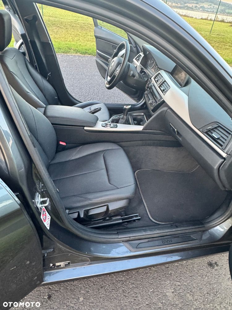 BMW Seria 3 318d Touring Luxury Line - 22