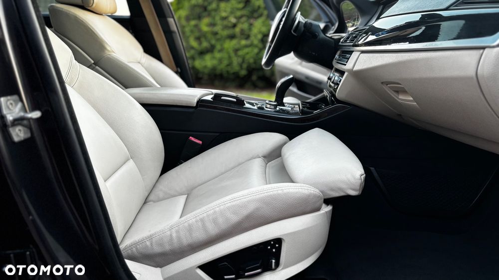 BMW Seria 5 550i - 27
