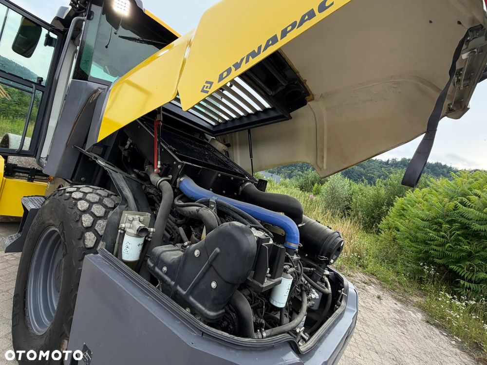 Dynapac Atlas Copco CA1500 D Walec Drogowy Terenowy Guma-Stal. 9 ton. Import Norwegia 2015rok. Maszyna w pięknym stanie! Wentylacja Klima. Serwisy w Dekra AKTUALNE 2026r. Zero zniszczeń IGŁA Po serwisach eksploatacyjnych w Norwegii. Walec z Upadłości od pierwszego właściciela. Obrotowy fotel wraz ze sterowaniem. Dokumenty Dekra! Silnik Cummins 110Km. Nagłośnienie radio! Usb. Zero luzów i wycieków! Niski Przebieg 200mtg. Oryginał! Wielka Okazja - 16