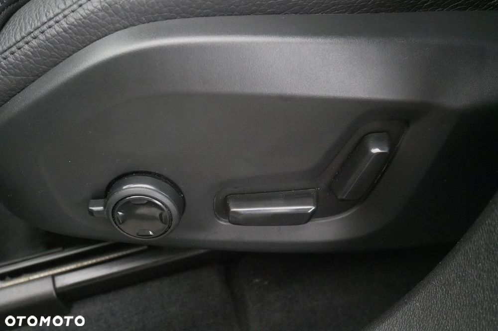 Volvo XC 60 B4 D AWD Plus Dark - 29