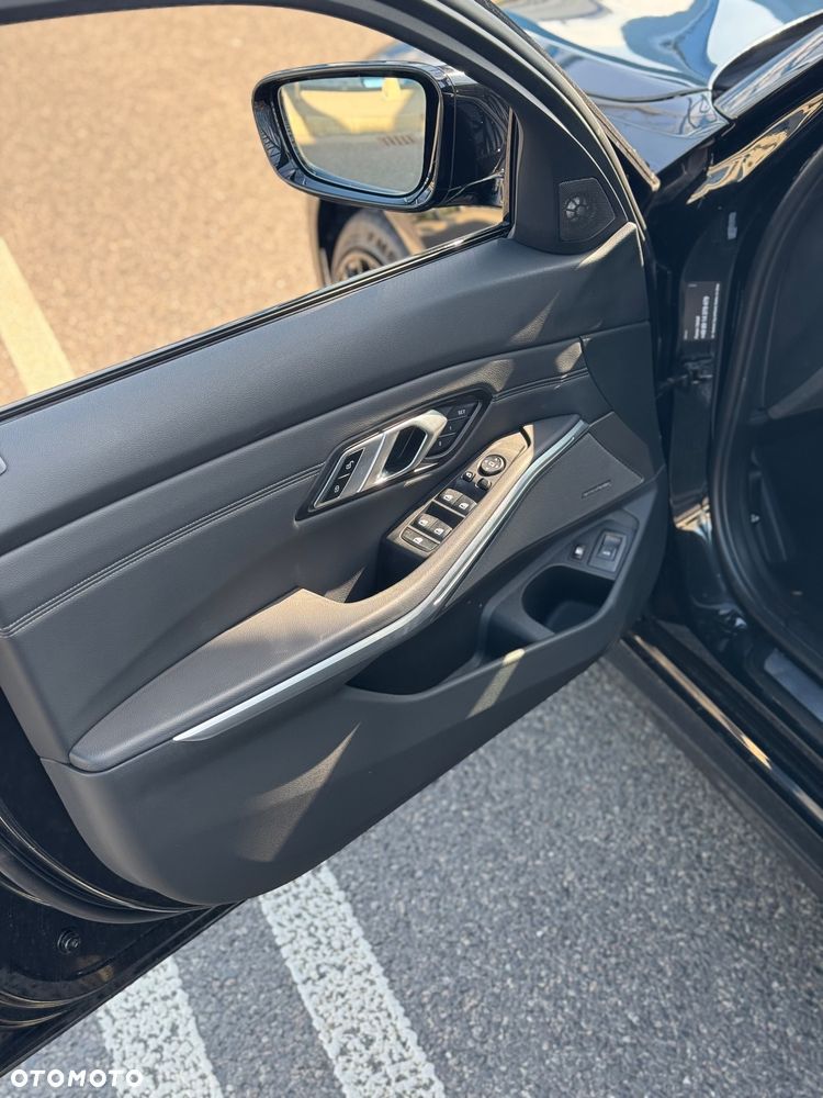 BMW Seria 3 320e Touring xDrive - 23