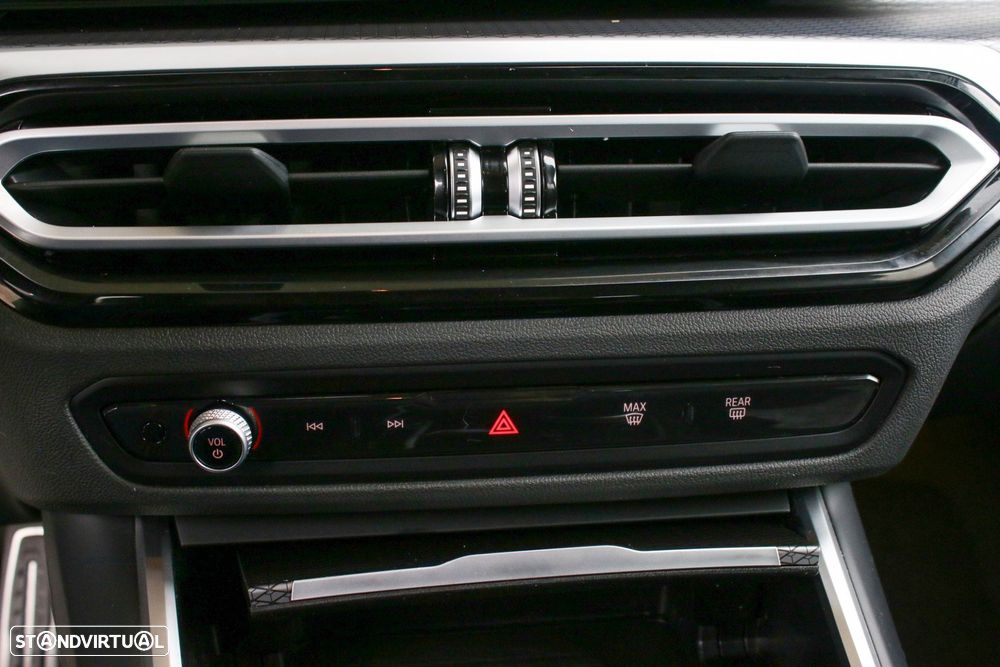 BMW 330 e Pack Desportivo M Auto - 29