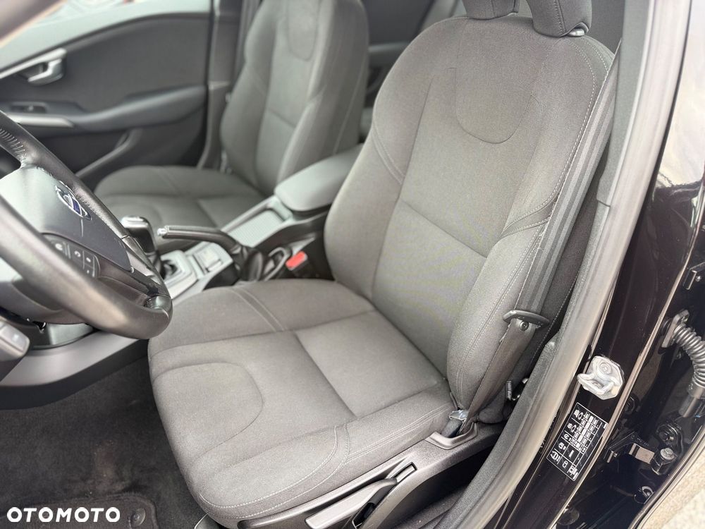 Volvo V40 - 25