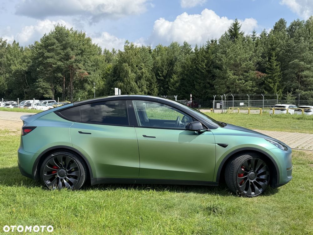 Tesla Model Y - 8