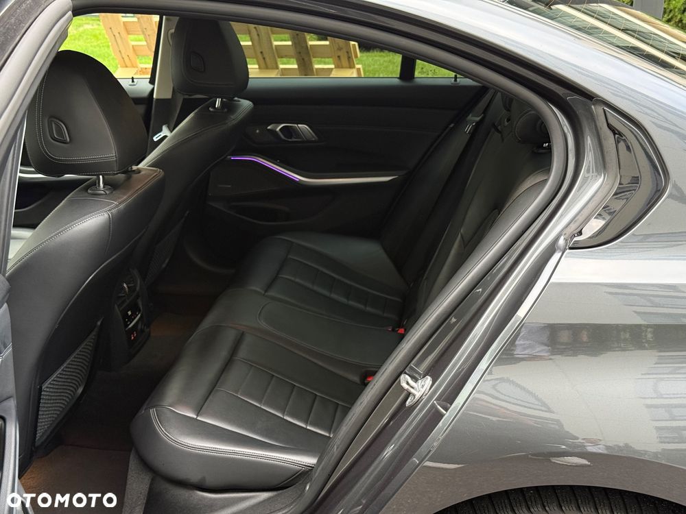 BMW Seria 3 330e M Sport - 13