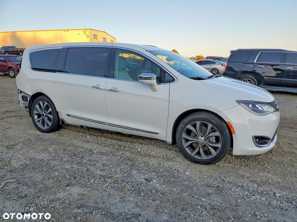 Chrysler Pacifica - 2