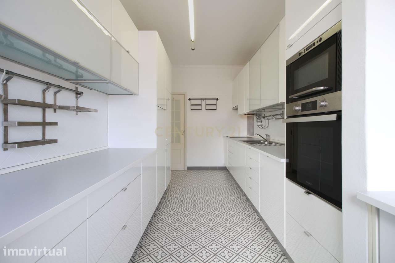 Apresento-lhe um apartamento com três quartos, situado em São Domingos - Grande imagem: 5/31