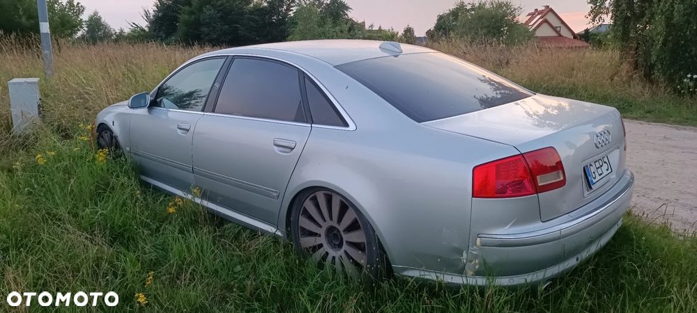 Audi A8 4.2 L Quattro - 2
