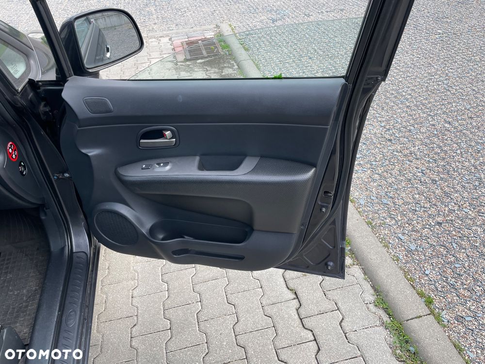 Kia Carens - 12