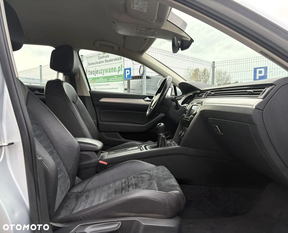 Volkswagen Passat 2.0 TDI SCR Highline - 34