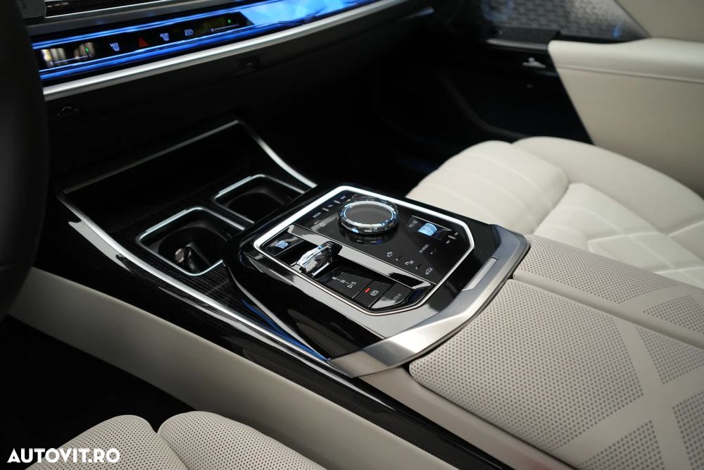 BMW Seria 7 740d xDrive MHEV - 12