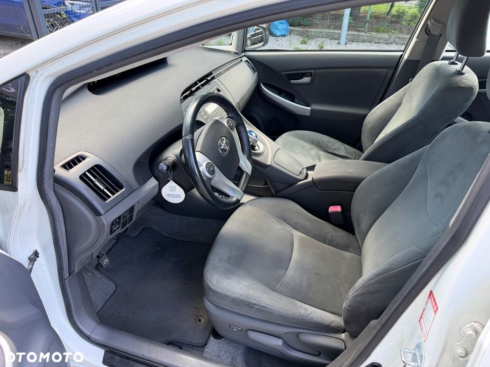 Toyota Prius (Hybrid) - 10
