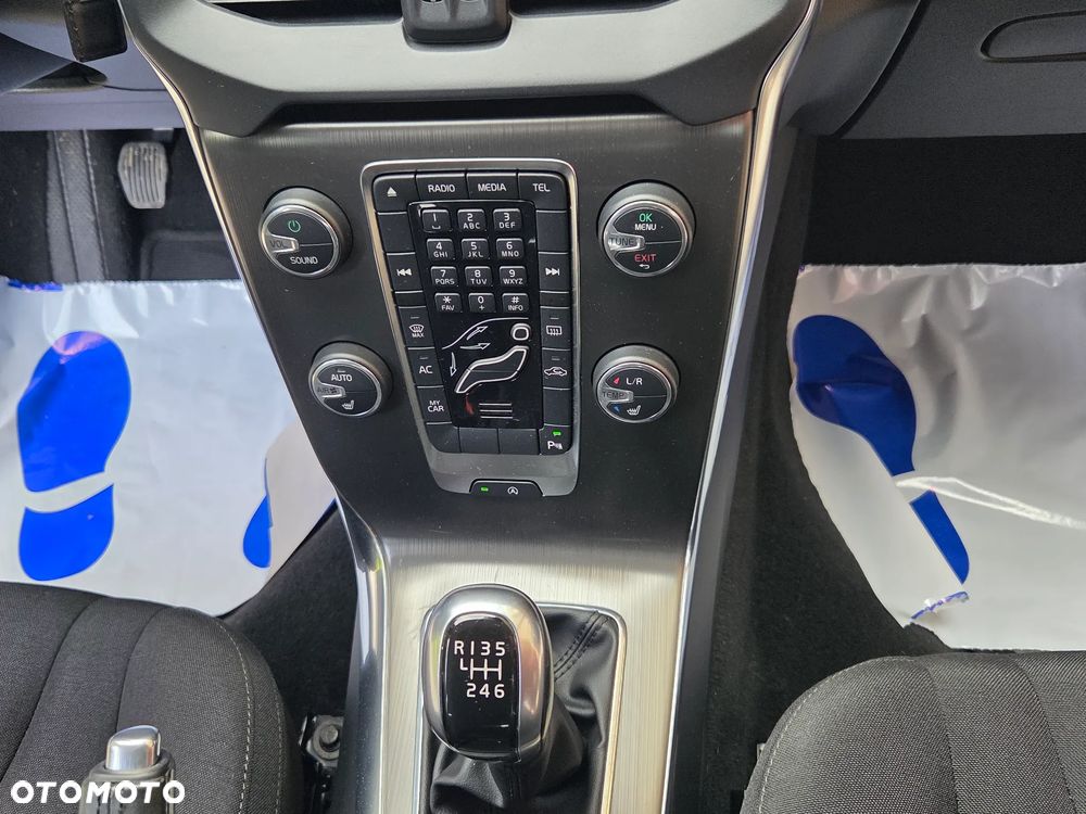 Volvo V40 T2 Momentum - 33