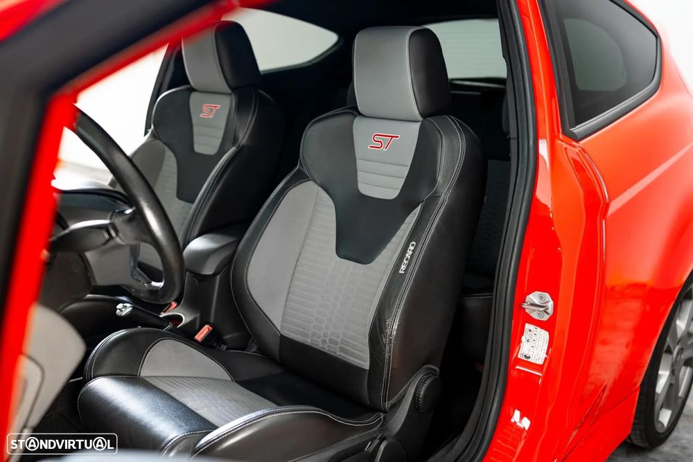 Ford Fiesta 1.6 EcoBoost c/ Pack Pele Desportiva ST - 16